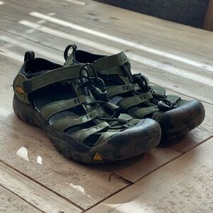 Keen Boys Newport H2 Shoes - Camo Green Sz 6
